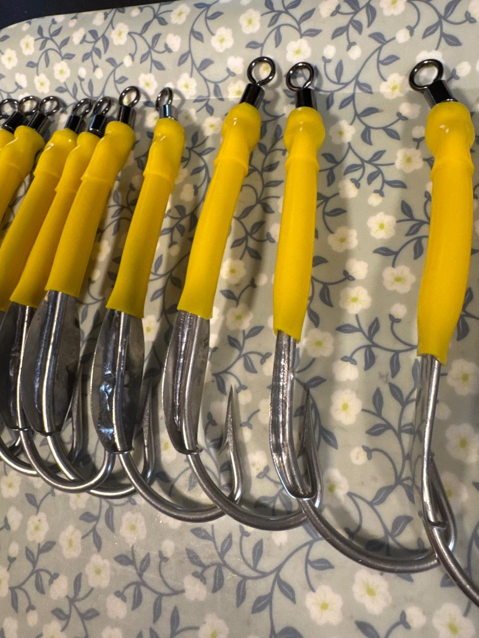 Plate Hooks – 12/0 (10 pcs) Mixed Colours